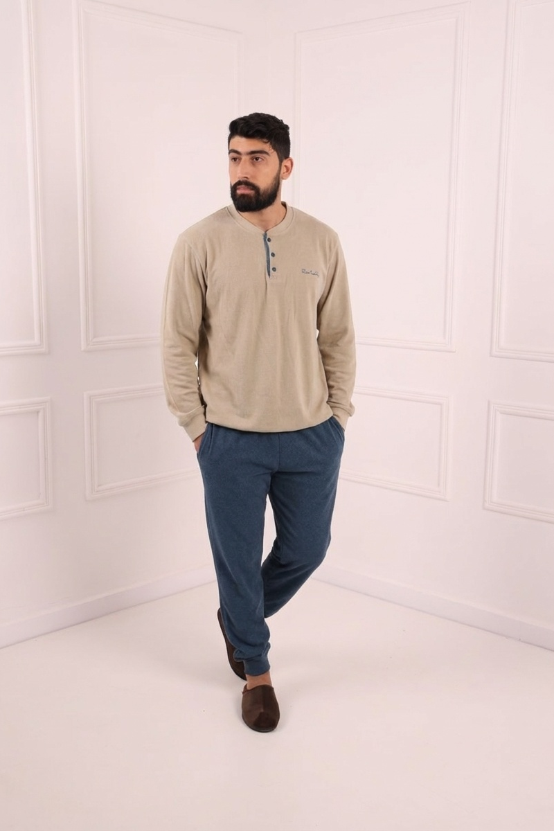 Pyjama homme velours beige clair porté par mannequin – Maroc