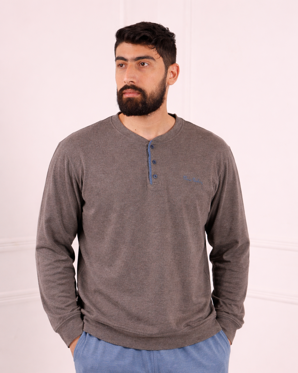 Haut de pyjama homme marron taupe avec boutons bleus – tissu doux et coupe confortable