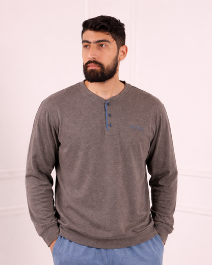 Haut de pyjama homme marron taupe avec boutons bleus – tissu doux et coupe confortable