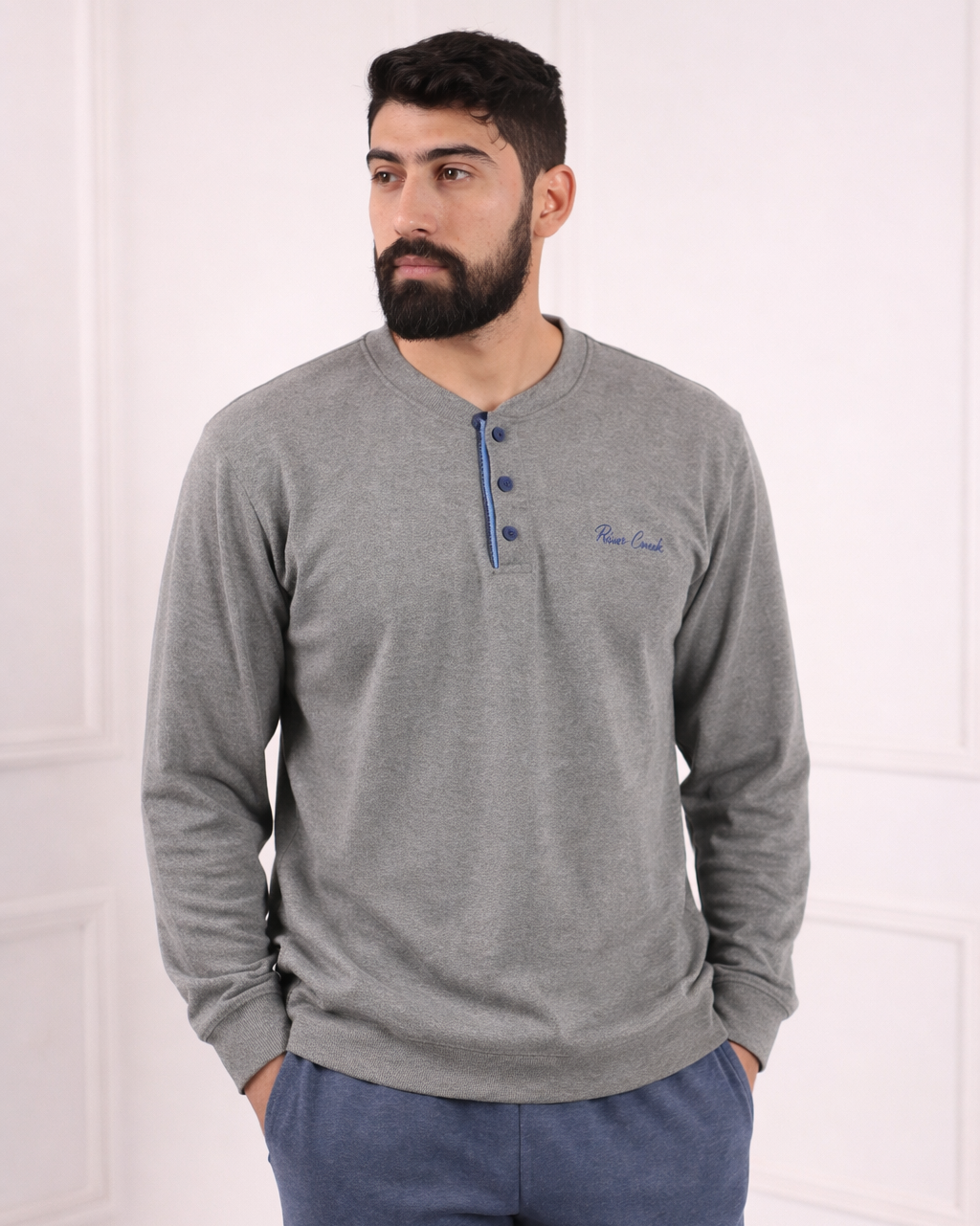 Haut de pyjama homme gris clair avec boutons bleu marine – tissu doux et coupe moderne