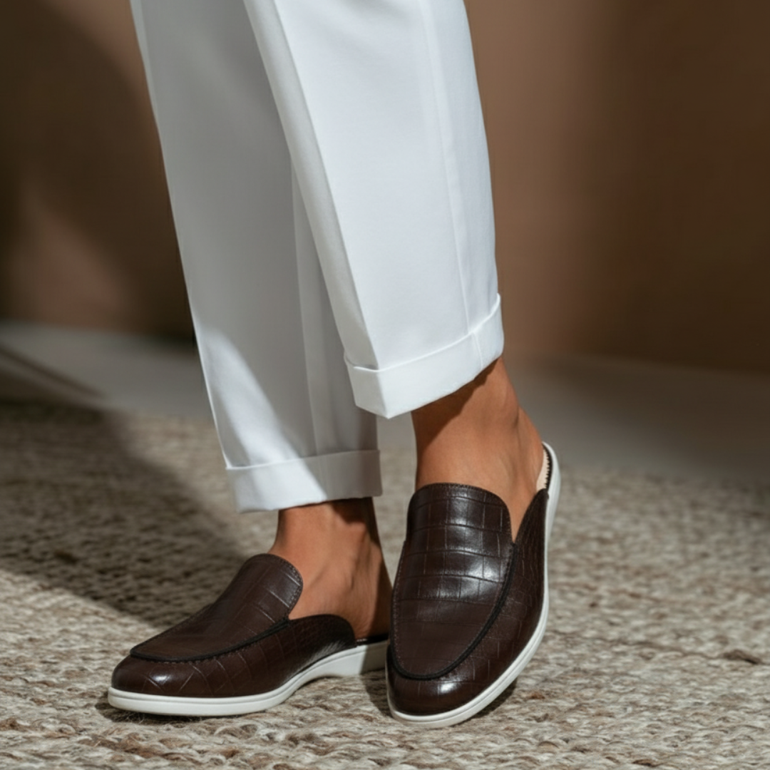 Mules en cuir marron motif crocodile