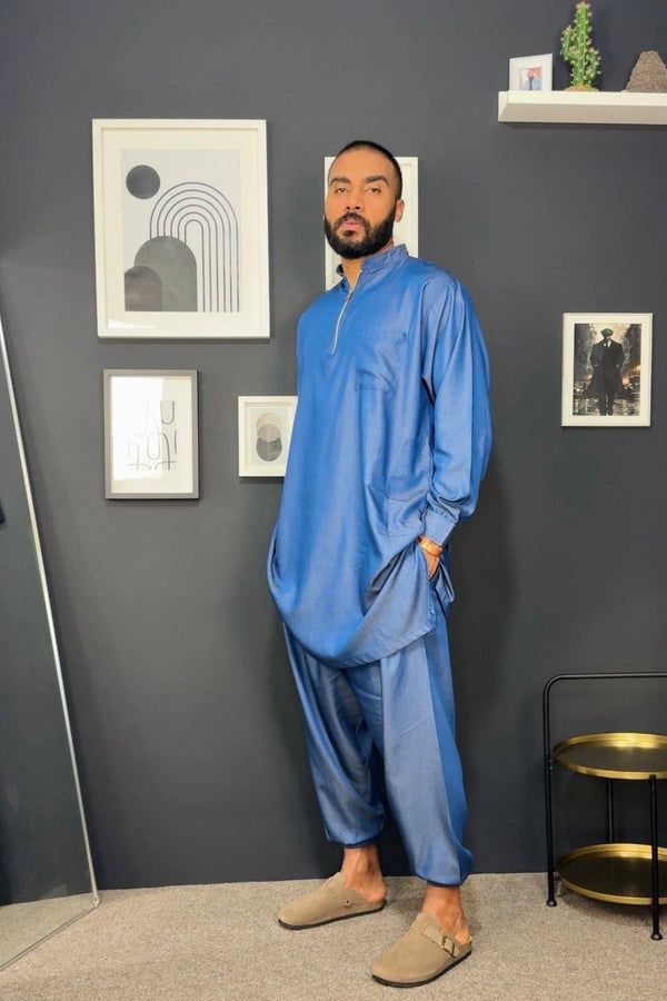 Qamis traditionnelle revisitée & Blue Jeans – Confort et Élégance