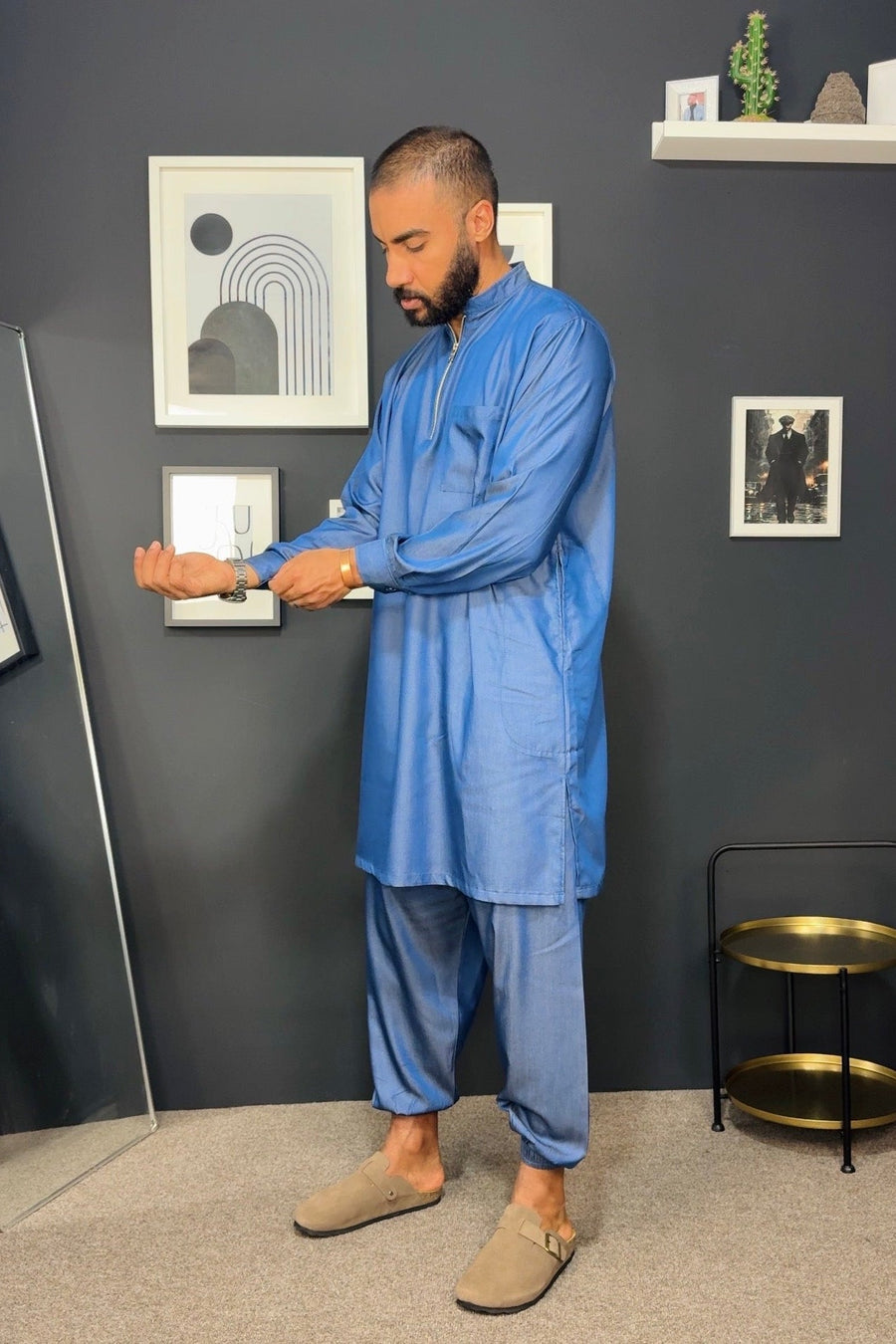 Qamis traditionnelle revisitée & Blue Jeans – Confort et Élégance