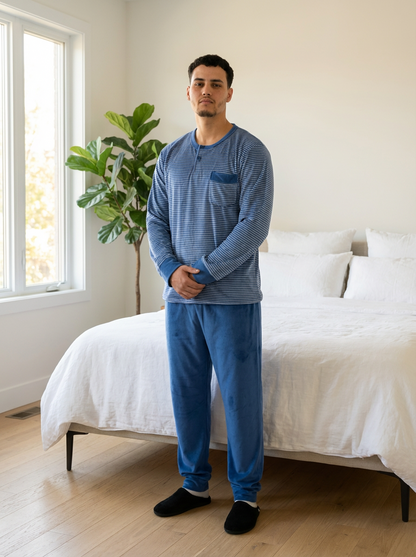 Homme portant un pyjama bleu confortable et élégant, tenue d’intérieur moderne idéale pour le sommeil et la maison, style premium au Maroc