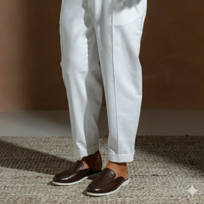 Mule en cuir marron crocodile portée avec pantalon blanc – élégance et confort