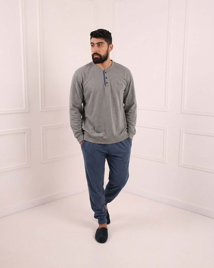 Pyjama homme gris clair et bleu marine porté par un mannequin en studio blanc – tenue de nuit élégante et confortable