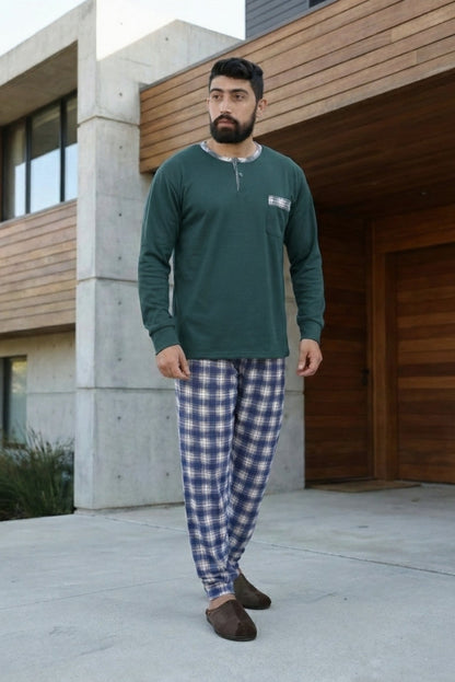 Homme portant un pyjama vert à carreaux élégant et confortable, tenue d’intérieur moderne pour dormir ou rester à la maison, style premium au Maroc