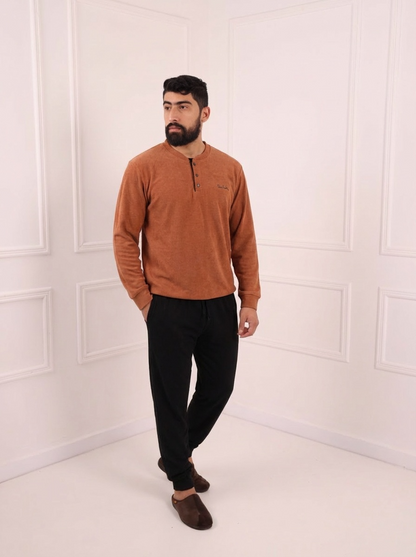 Pyjama homme velours orange porté par mannequin – Maroc