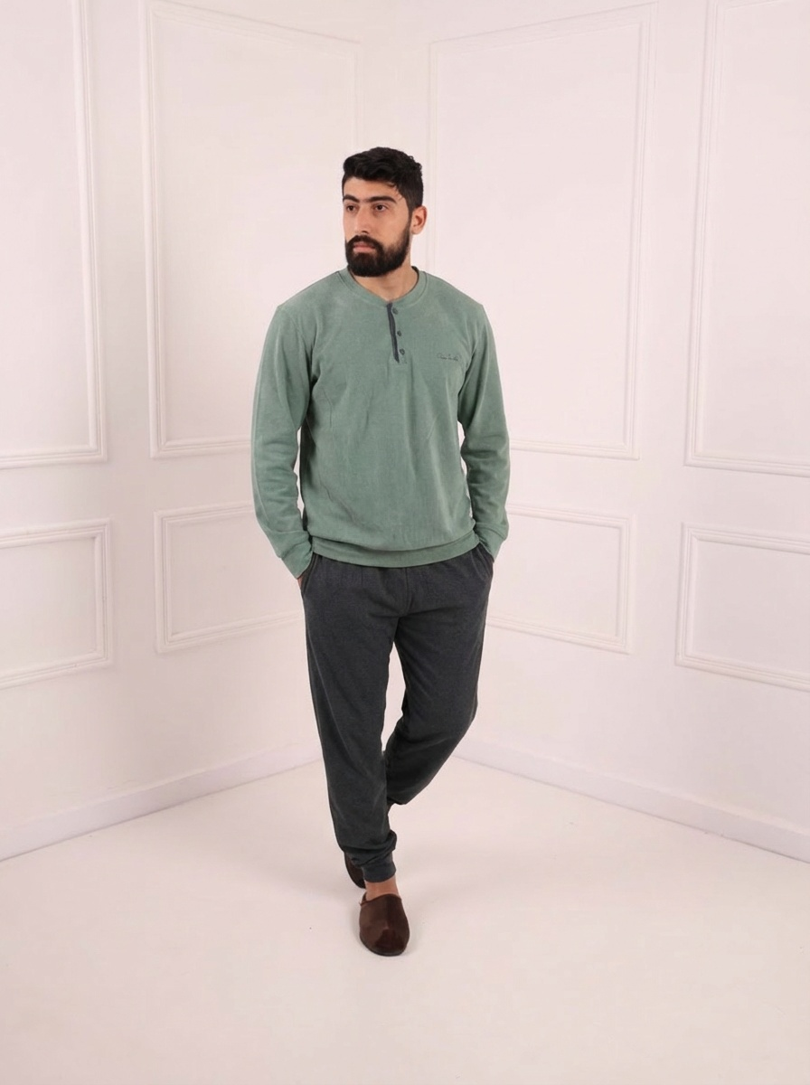 Pyjama homme velours vert sauge porté par mannequin – Maroc