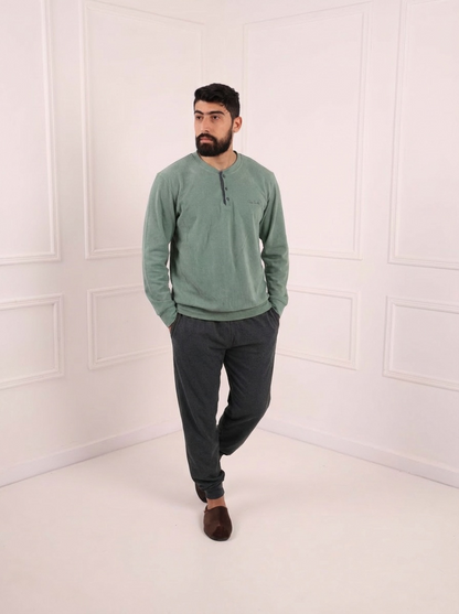 Pyjama homme velours vert sauge porté par mannequin – Maroc